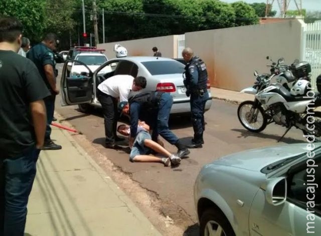 Policial persegue e detém suspeito de furtar carro no centro