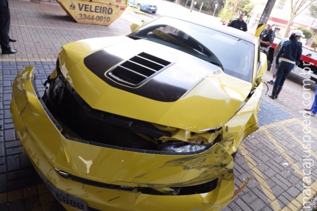 Condutor perde controle e Camaro amarelo invade concessionária