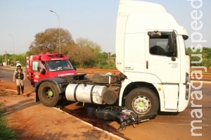 Carreta invade contramão e atinge motociclista em bairro da Capital