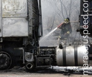 Pane elétrica causa incêndio e destrói carreta na BR-163