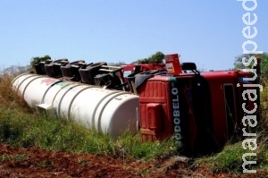 Barra de direção quebra e carreta com 40 mil litros de diesel tomba na BR-267