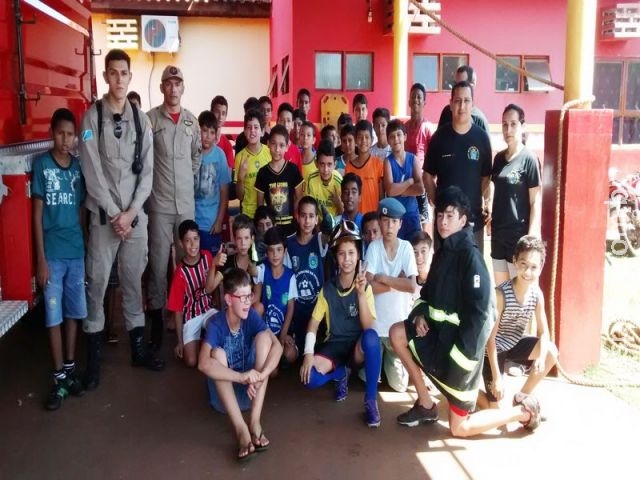 Crianças do projeto “Bom de Bola Bom na Escola” da PM de Maracaju tem uma manhã de instruções no quartel do Corpo de Bombeiros