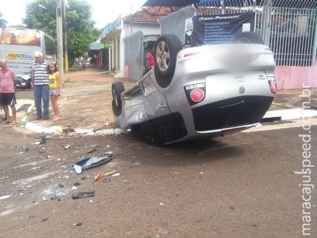 Idoso com CNH vencida capota carro ao cruzar via preferencial em MS