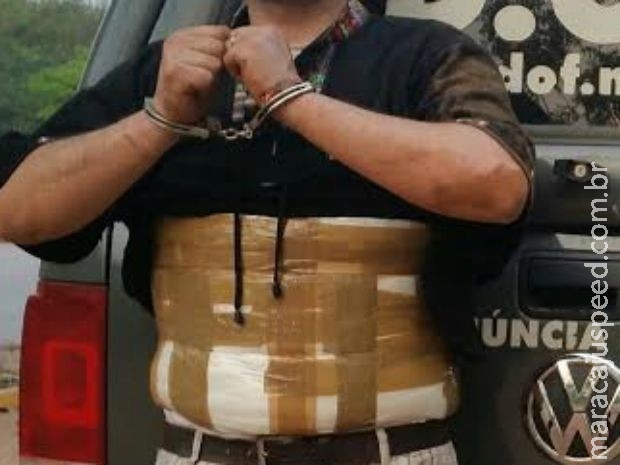 Homem é preso com 5 kg de cocaína grudados no corpo com fita adesiva