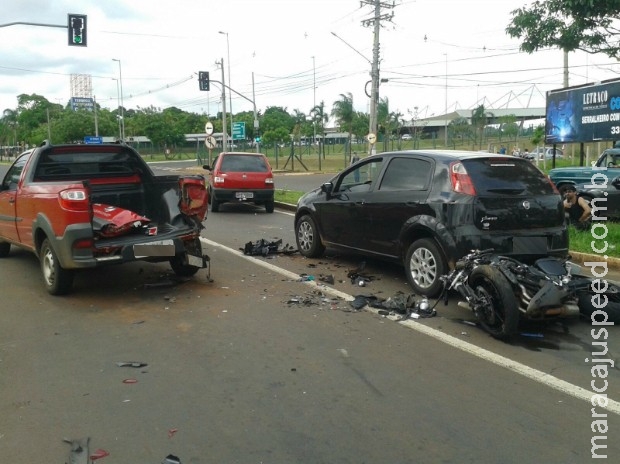 Motociclista morre em MS após bater em carro parado no semáforo