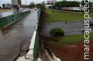 Caminhonete capota após cair de viaduto na Capital