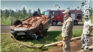 Mãe e filho de 3 anos ficam feridos após capotagem de veículo na MS-164