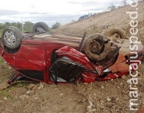 Carro fica destruído ao sair da pista e capotar após colisão na BR-262