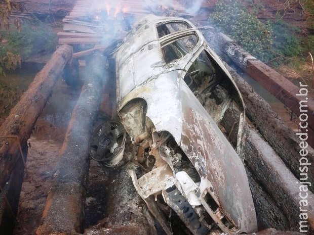 Motorista não percebe fogo em ponte, passa e carro fica destruído