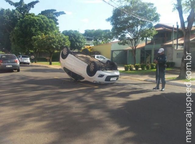 Motorista fura sinalização e provoca capotamento na Capital