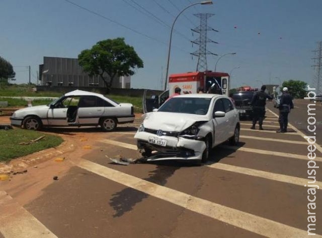 Conversão proibida provoca acidente entre dois carros na BR-262