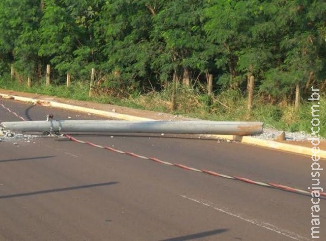 Acidente nesta madrugada derruba poste e deixa região da Capital sem energia