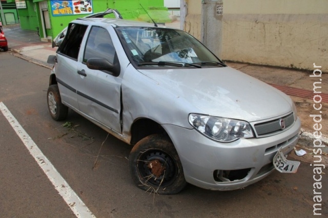 Adolescentes roubam carro e são detidos ao capotar durante a fuga