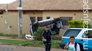 Suspeito capota carro, destrói muro ao tentar escapar de perseguição policial