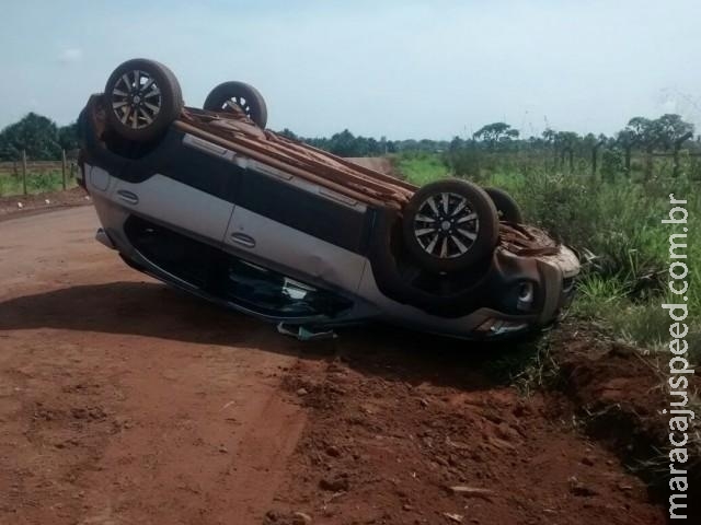 Idoso fica ferido em capotagem após carro bater em toco e buraco