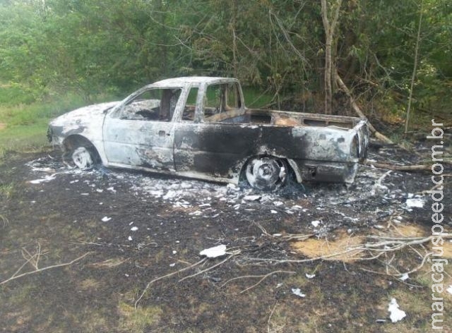 Picape é abandonada em chácara e destruída em incêndio