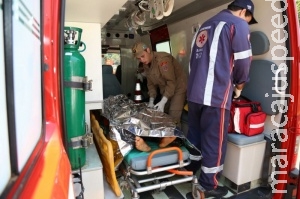 Pai e filho sofrem atentado e acabam feridos por tiros em frente de casa