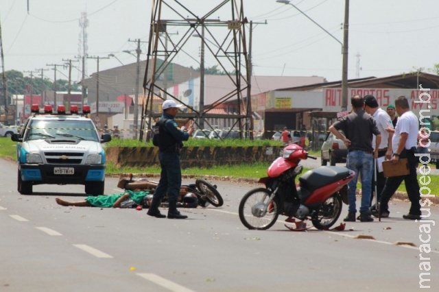 Na fuga, motociclista bateu em moto e carro antes de morrer atropelado