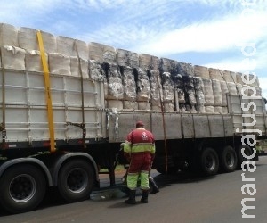 Atrito com lona incendeia parte de carga de 29 t de algodão