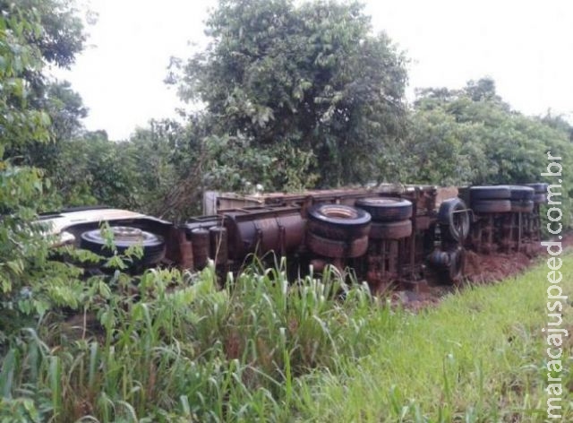 Motorista perde controle da direção e carreta bitrem tomba na MS-276