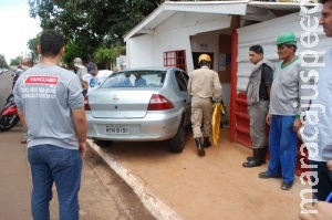 Motorista atropela 3 operários ao perder controle da direção em rotatória