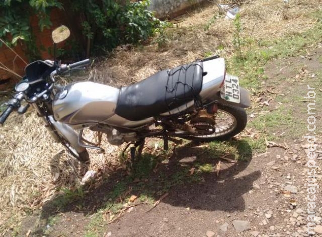 Dupla abandona moto e moradores suspeitam de que veículo seja roubado