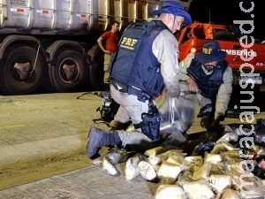 PRF apreende caminhão de minério com 78 quilos de cocaína na lataria