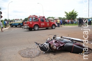 Criança atingida por caminhonete continua internada em hospital