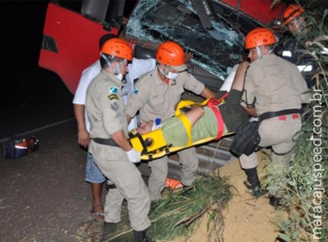 Passageiro de caminhão morre após ser arremessado em colisão com árvore