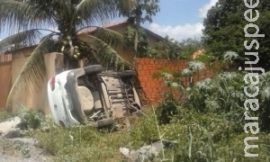 Adolescente dirige carro de namorado, perde controle e atropela pedestre