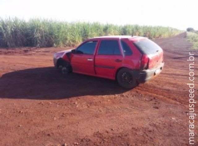 Carro com contrabando de cigarros se envolve em acidente depois que roda se solta