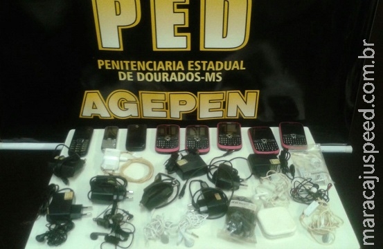 Agentes apreendem pacote com celulares arremessado pela muralha