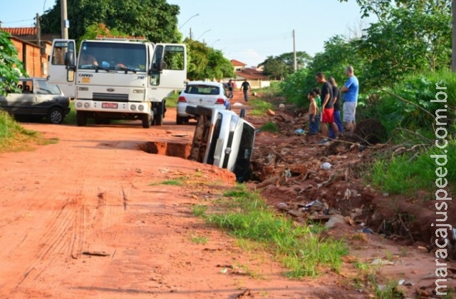 Veículo é engolido por cratera gigante em cidade do interior