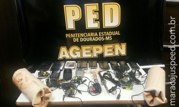 Agentes apreendem 19 celulares e acessórios que seriam jogados pelo muro de presídio