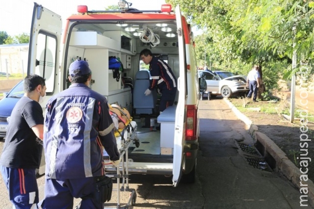 Motorista perde controle de veículo, bate em árvore e quase caí em rio