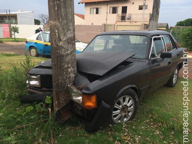 Em MS, carro bate em outro parado, depois em poste e ocupantes fogem