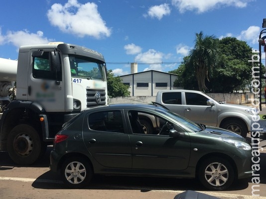 Em acidente, carro é prensado entre viatura e caminhão na capital de MS