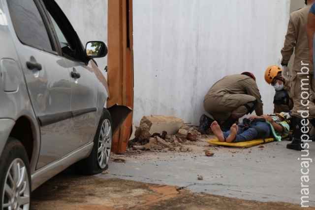 Mulher sem CNH perde controle de carro, atropela estudante e bate em muro