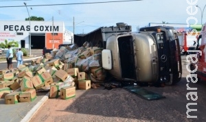 Caminhão carregado de açúcar e óleo tomba em avenida