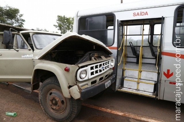 Caminhão sem freio atinge ônibus com 20 passageiros e um fica ferido