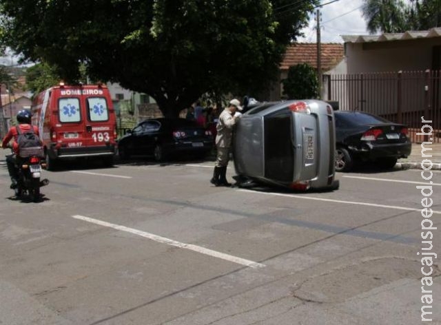 Carro com mulher e filho de 7 anos tomba após colidir em veículo estacionado