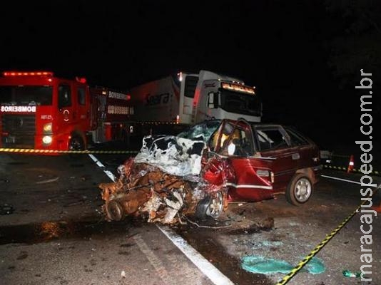 Condutor invade pista contrária, acerta veículo e deixa dois mortos na BR-267