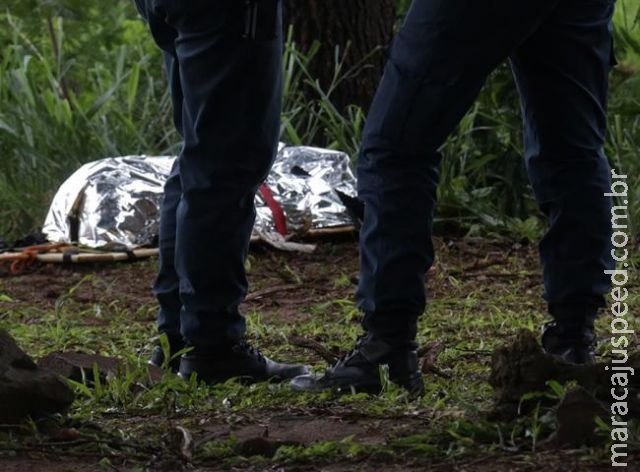 Corpo de homem encontrado em córrego após chuva segue sem identificação