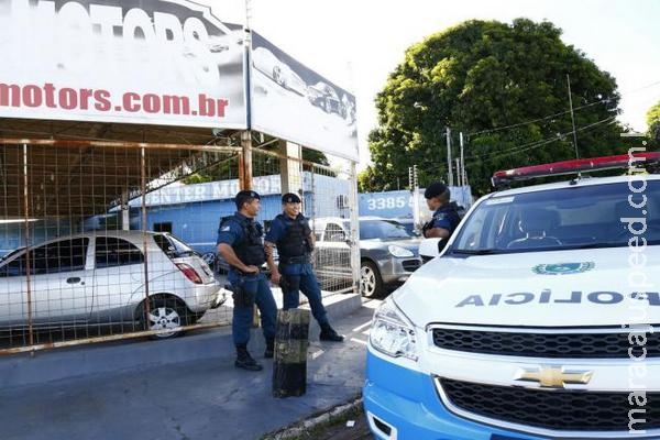 Policia flagra dupla armada durante assalto a garagem de veículos