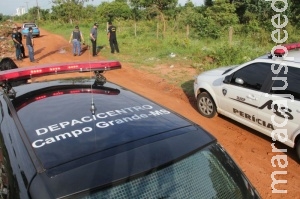 Homem morto a tiros e degolado e encontrado em terreno baldio