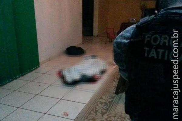 Empresário é assassinado na frente da esposa e filha na porta de casa