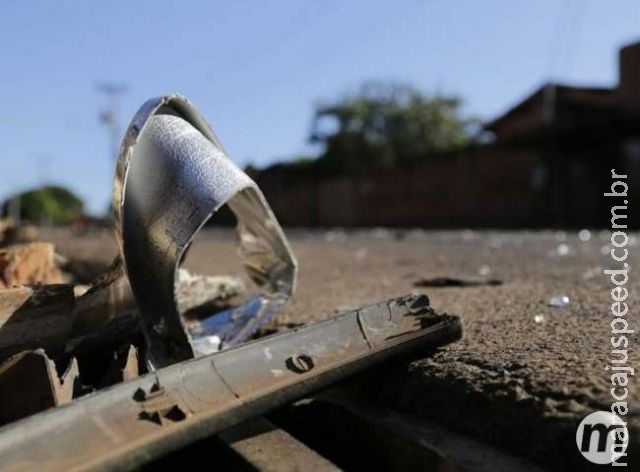 Motorista na contramão causa acidente e deixa homem com pernas fraturadas