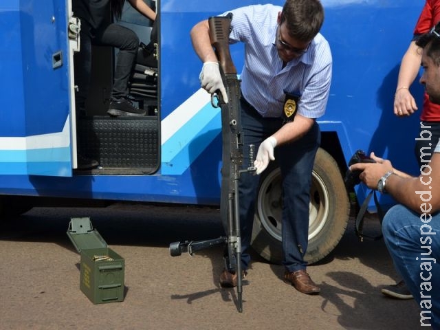 Bandidos com armas de guerra a bordo de carro forte trocam tiros com a polícia na fronteira em Ponta Porã