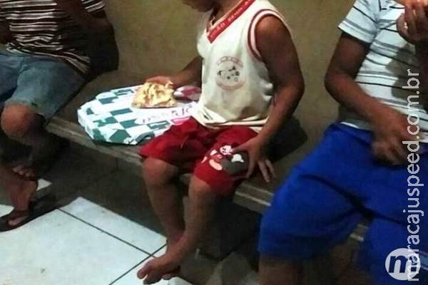 Mãe abandona três crianças sozinhas em casa para sair com namorado