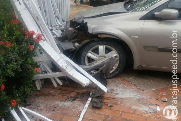 Sem freios, carro invade portão de clínica na Rua Bahia